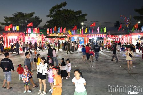 Rộn ràng hội diễn văn nghệ và phiên chợ ngày Tết phường Hòa Thắng