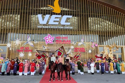 Trình diễn cổ phục Việt tại Hội chợ Mùa Xuân
