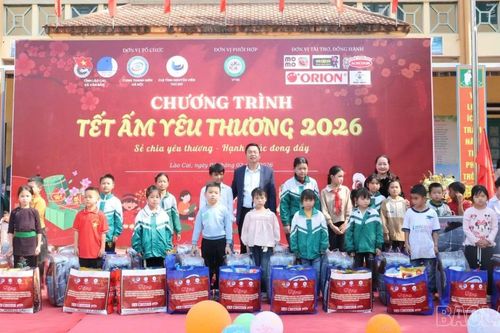 Mang 'Tết ấm yêu thương' đến với học sinh và người dân xã Văn Bàn