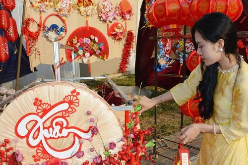 Nhộn nhịp thị trường phụ kiện trang trí Tết
