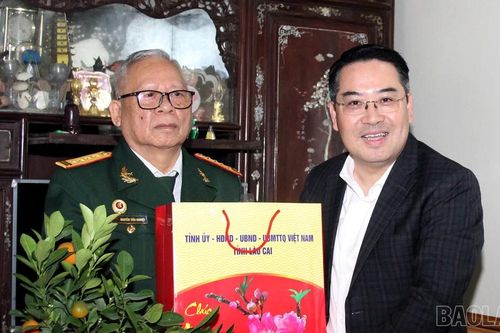 Chủ tịch UBND tỉnh - Nguyễn Tuấn Anh thăm, tặng quà Tết tại phường Yên Bái