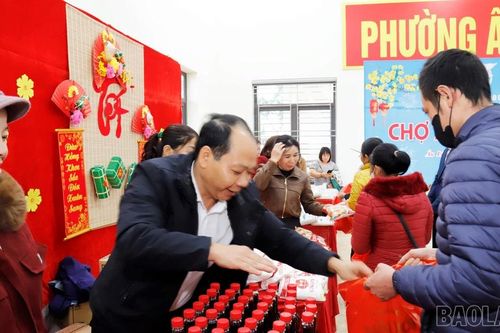 Phường Âu Lâu trao trên 700 suất quà Tết cho Nhân dân