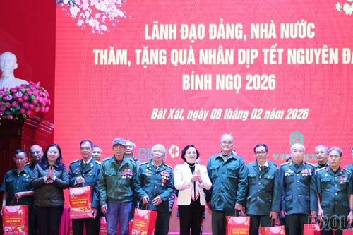 Phó Thủ tướng Phạm Thị Thanh Trà thăm, tặng quà một số cơ quan, trường học, người dân phường Cam Đường và các xã Bát Xát, Trịnh Tường
