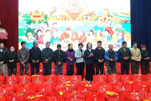 300 phần quà 'Chung vị Tết Việt' được trao cho người dân xã Phong Hải