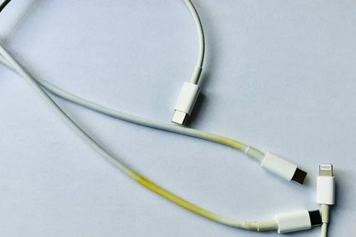 Tại sao cáp sạc Apple thường bị ố vàng và khi nào cần thay mới?