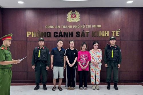 Công an TP.HCM triệt phá đường dây buôn bán 10.000 chai nước hoa giả