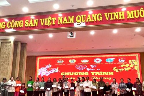 Phường Lang Biang - Đà Lạt trao hơn 750 phần quà 'Tết Nhân ái' đến người dân khó khăn