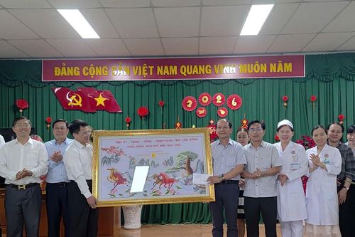 Phó Trưởng đoàn ĐBQH tỉnh Lâm Đồng Dương Khắc Mai thăm, chúc Tết Bệnh viện Phổi Bình Thuận