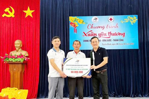 Chia sẻ khó khăn với người yếu thế