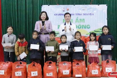 Chương trình tình nguyện 'Hơi ấm mùa đông' tại bản Háng Đồng