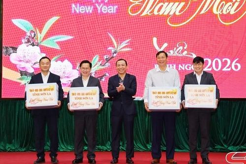 Đồng chí Trưởng Ban Tổ chức Tỉnh ủy nắm tình hình và tặng quà Tết tại xã Quỳnh Nhai