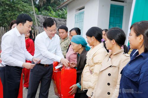 Trưởng ban Tổ chức Tỉnh ủy Trần Quang Minh thăm, chúc Tết và tặng quà Nhân dân các xã vùng khó khăn