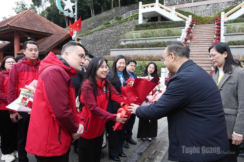 35 thanh niên Tuyên Quang tham gia Hành trình đỏ 'Theo dấu chân Bác Hồ' tại Trung Quốc