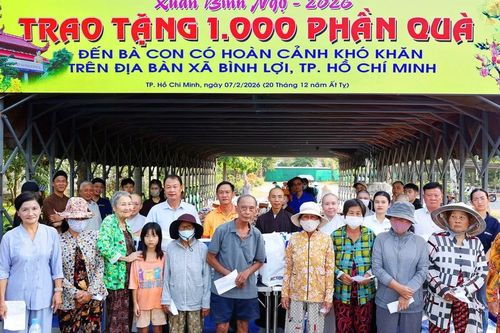 Học viện Phật giáo VN tại TP.HCM và chùa Thanh Tâm tặng 1.000 phần quà Tết đến người dân