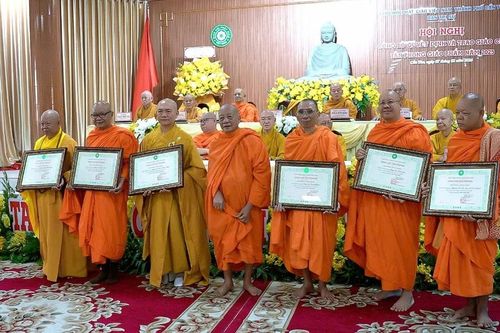 Cần Thơ: Trao Giáo chỉ tấn phong giáo phẩm đến 40 vị Tăng Ni