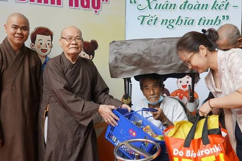 Niềm vui của người dân có hoàn cảnh khó khăn nhận quà Tết tại chùa Tuyền Lâm (P.Bình Tây, TP.HCM)