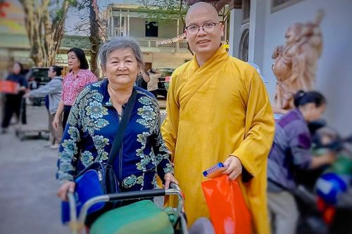 Chùa Nam Thiên Nhất Trụ (P.Thủ Đức) trao hơn 1.000 phần quà Tết san sẻ yêu thương đến người khó khăn