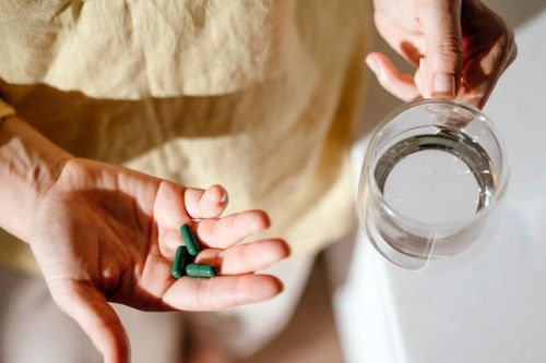 Không nên uống 3 loại vitamin này ngay sau khi thức dậy
