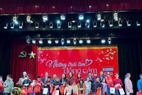 Mang Tết yêu thương đến với trẻ em kém may mắn