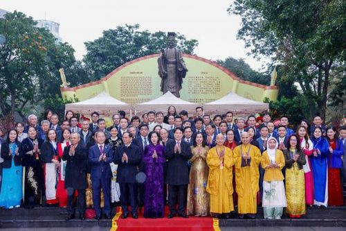 Chủ tịch nước Lương Cường cùng đại biểu kiều bào dâng hương tại Tượng đài Lý Thái Tổ và đền Ngọc Sơn