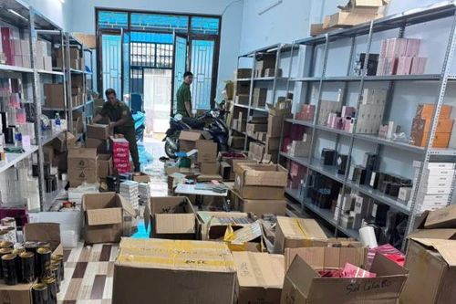 Phá ổ nhóm tuồn cả vạn chai nước hoa giả ra thị trường dịp Tết