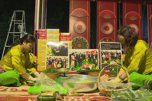Không gian Tết Việt: Nơi giao thương và văn hóa hội tụ