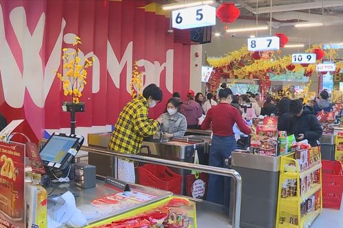 Người dân tấp nập mua sắm Tết tại các siêu thị