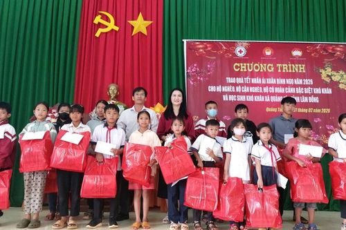 Hội Khuyến học tỉnh Lâm Đồng trao quà Tết cho học sinh vượt khó tại xã Kiến Đức và Quảng Tín