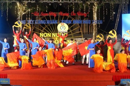 Chương trình văn nghệ 'Tết Sum vầy - Xuân ơn Đảng' chào mừng thành công Đại hội đại biểu toàn quốc lần thứ XIV của Đảng