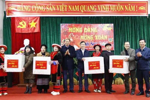 Phó Chủ tịch UBND tỉnh Hoàng Văn Thạch tặng quà, chúc Tết tại xã Canh Tân