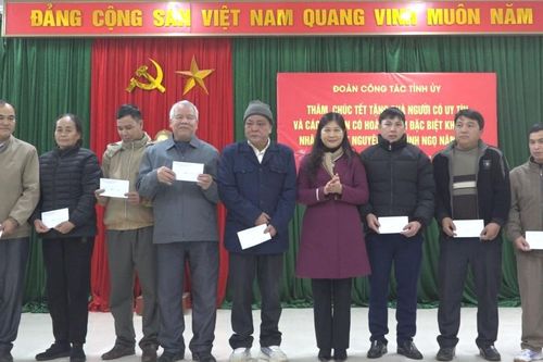 Trưởng Ban Tổ chức Tỉnh ủy Lê Hải Yến tặng quà, ăn Tết cùng nhân dân xóm Kéo Nặm, xã Hà Quảng