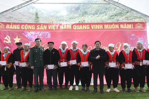 Đoàn công tác Ủy ban Kiểm tra Tỉnh ủy tặng quà Tết tại xã Huy Giáp