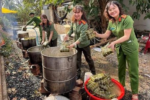 Công an xã gói bánh chưng sẻ chia Tết cùng đồng bào dân tộc thiểu số
