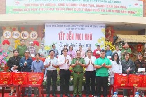 Công an xã Đông Thạnh tặng hơn 200 phần quà Tết cho các hộ gia đình khó khăn