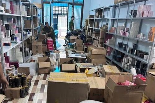 Công an TPHCM: Phá đường dây làm giả 10.000 chai nước hoa Chanel, BVL, Burberry, Versace… bán ra thị trường