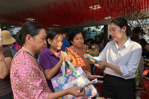 Phiên chợ Tết đặc biệt với bệnh nhân nghèo ở TP.HCM