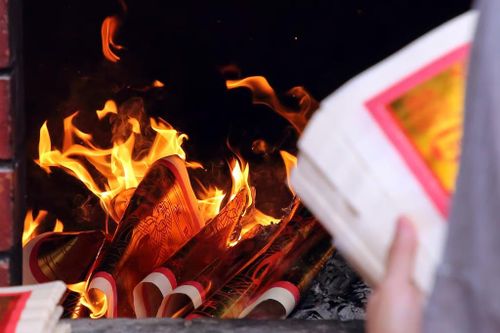 Vì sao người Trung Quốc thường đốt ngựa giấy trong các sự kiện quan trọng?