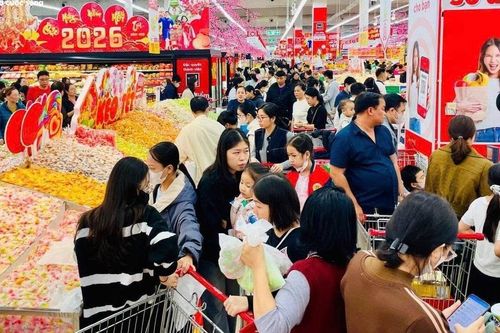 Người TP.HCM chen chân sắm Tết, siêu thị mở cửa xuyên đêm