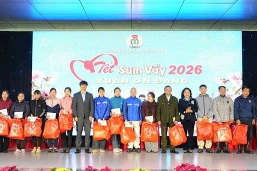 Phù Đổng trao 500 suất quà, phiếu mua hàng cho đoàn viên công đoàn, hộ khó khăn