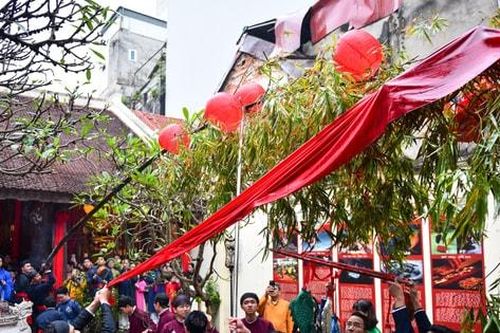 Trang nghiêm nghi lễ truyền thống tại Đình Kim Ngân, dựng cây nêu mở mùa lễ hội phố cổ