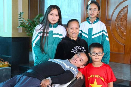 Chuyện khó tin về người đàn ông nằm ngửa như khúc gỗ, cưới vợ đẹp, xây nhà tiền tỷ