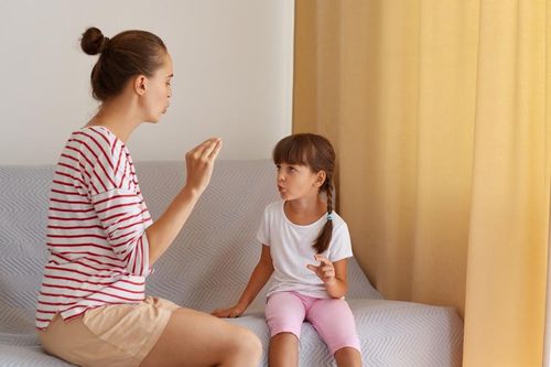 Đừng để quá muộn: 3 kiểu nói chuyện của cha mẹ tưởng hay nhưng khiến con xa cách cả đời