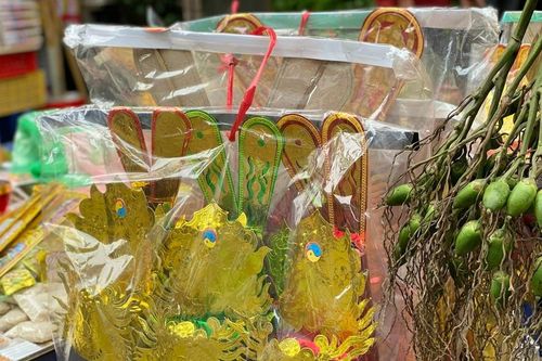 Người dân tất bật sắm đồ lễ cúng ông Công ông Táo