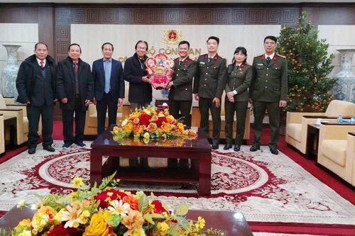 Công an Hà Nội luôn trân trọng những đóng góp tâm huyết của CLB Thăng Long