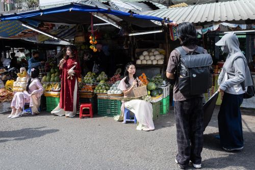 Đổ xô chụp ảnh Tết ở sạp trái cây chị Bé Đẹp hot nhất chợ Tôn Thất Đạm