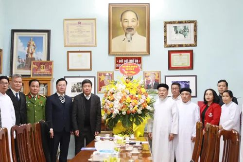 Phó Chủ tịch Thường trực UBND TP Hà Nội Dương Đức Tuấn chúc Tết Họ đạo Cao Đài Thủ đô và Công an phường Tây Hồ