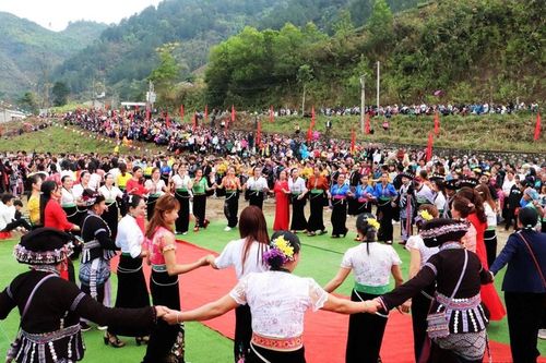 Đầu Xuân về Bản Bo vui hội xòe chiêng với đồng bào dân tộc Thái