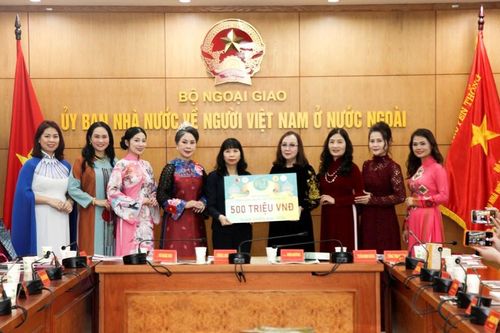 Áo dài Việt lan tỏa từ châu Âu về quê hương