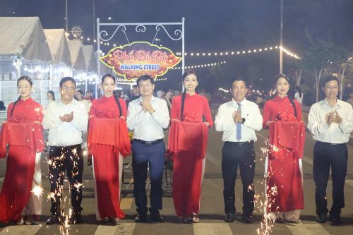Khai trương phố đi bộ Mỹ Khê bên bờ biển Quảng Ngãi