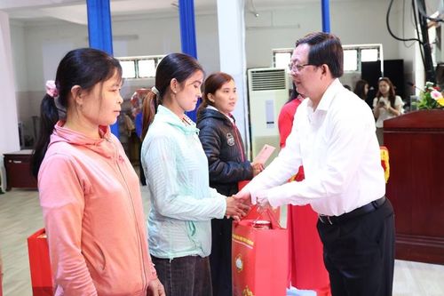 Phó Thủ tướng Hồ Quốc Dũng thăm, tặng quà Tết gia đình chính sách, công nhân khó khăn tại Gia Lai
